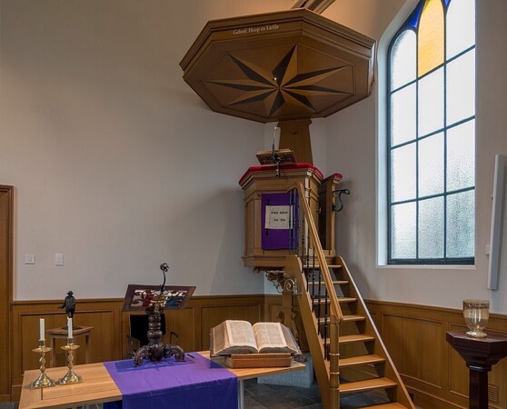 na oplevering restauratie; kansel gerestaureerd en verplaatst