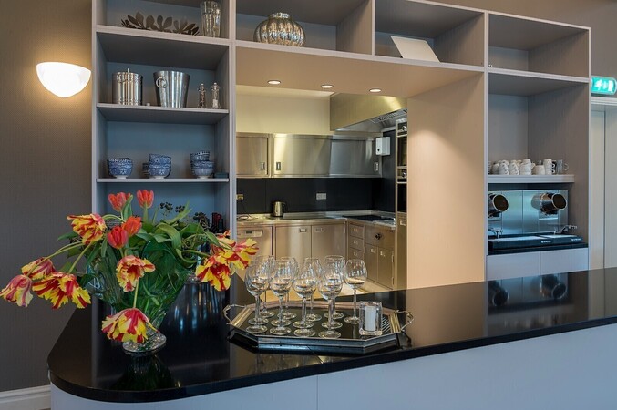 na oplevering restauratie; nieuwe keuken en balie