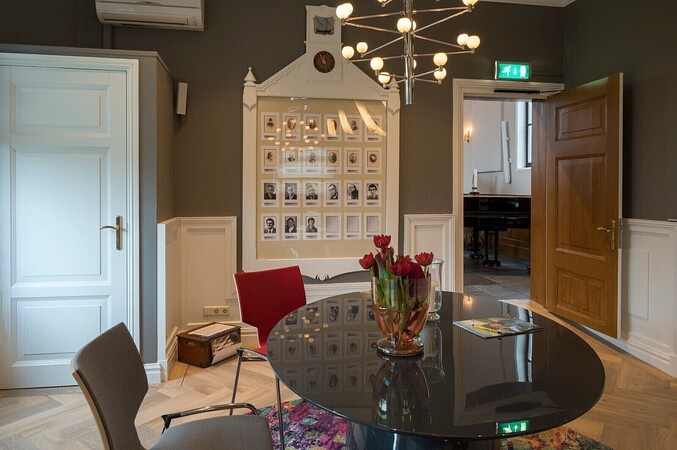 na oplevering restauratie; verbinding kerkzaal en nevenruimte