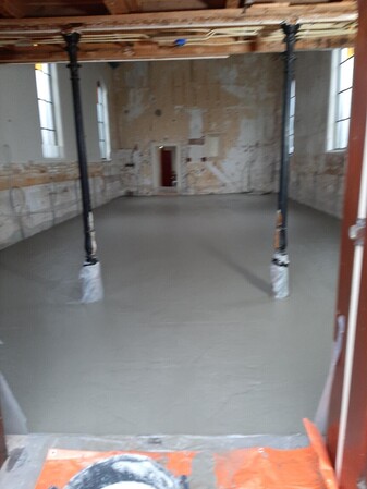 in uitvoering; nieuwe vloer kerkzaal
