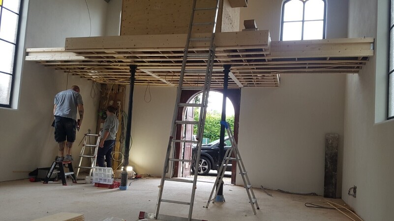 in uitvoering; realisatie orgelbalkon