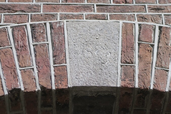 verweerde gevelsteen met jaartal