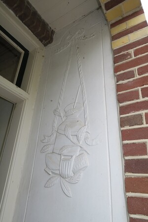 stucreliefs met symboliek agrarische bedrijf