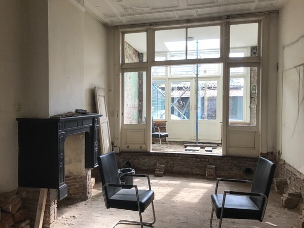 in uitvoering; nieuwe vloer begane grond