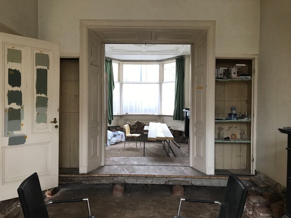 in uitvoering; nieuwe vloer begane grond