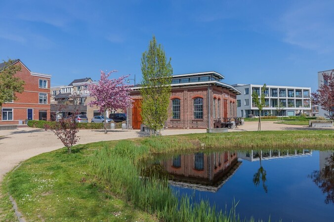 zicht vanuit het aangrenzende park
