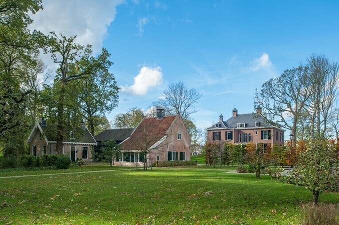 zicht vanuit park na restauratie