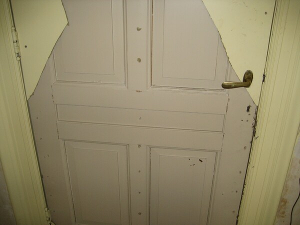 oude paneeldeuren kwamen tevoorschijn achter beplating