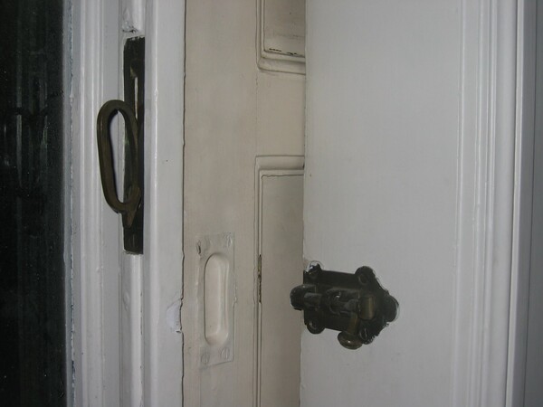 binnenluiken met oorspronkelijk hang- en sluitwerk