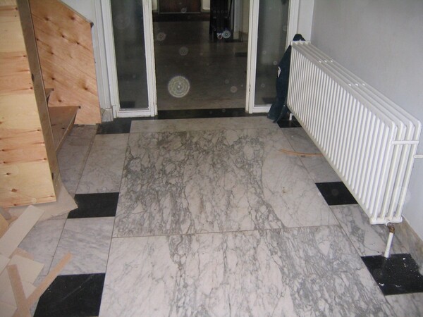 deels nog intacte marmeren vloer in de hal
