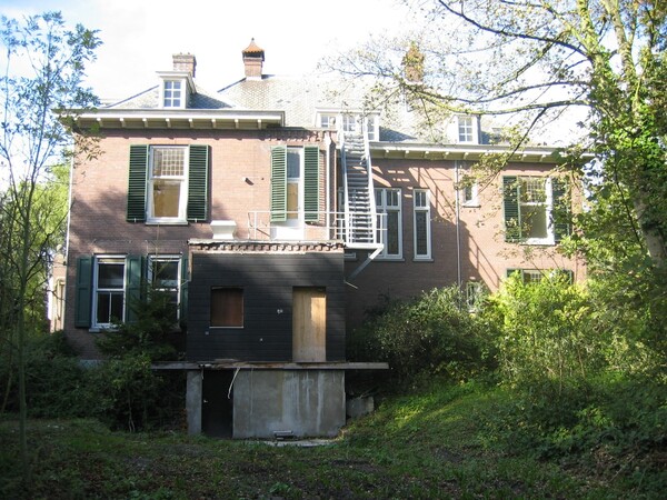 oude toestand achtergevel met restanten van gesloopte achteruitbouw