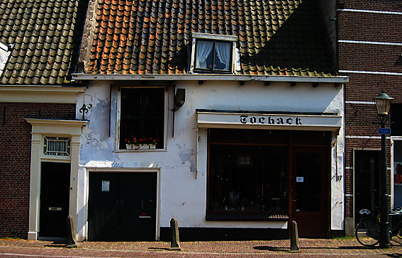 voorgevel oude toestand met de winkelpui uit 1928