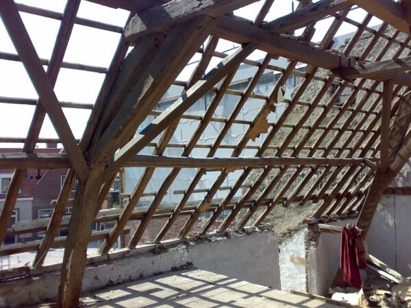 historische kapconstructie met eikenhouten krommers