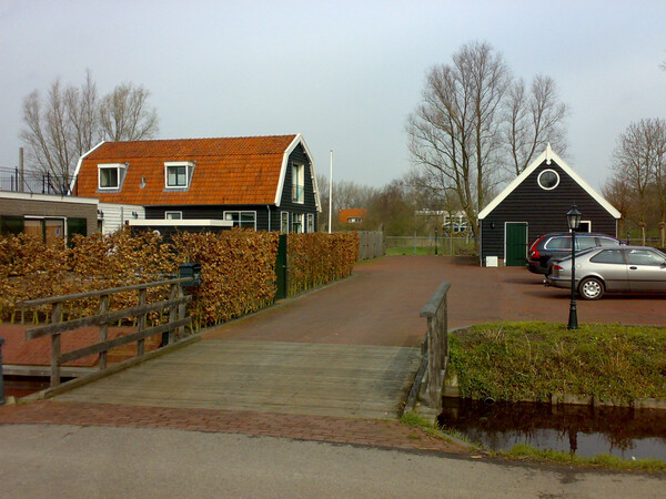 gemeenschappelijke inrit terrein met zicht op woning nr.4