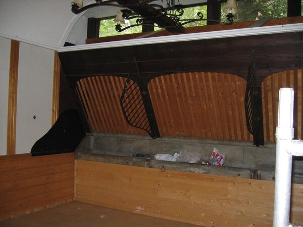 oude toestand koetshuis; hardstenen voederbak met ruif