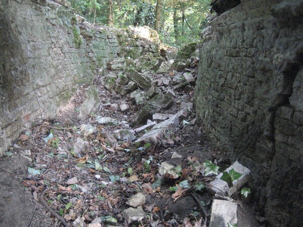 oude toestand grotto kijkend richting ingang