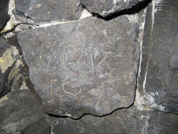 brok natuursteen met inscriptie (CVG 1876? nb laatste 2 cijfers zijn vaag)