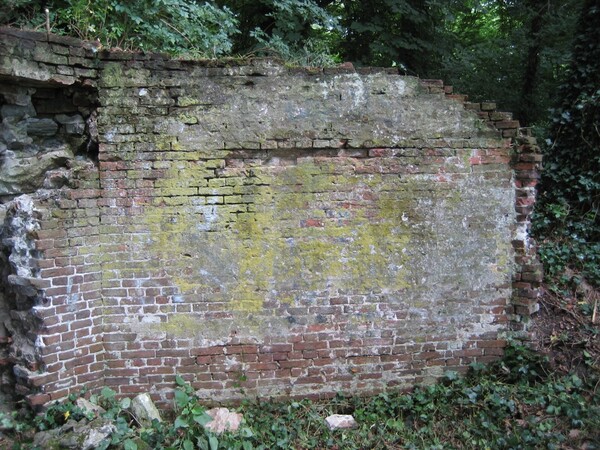 oude toestand grotto zijde uitgang; wand metselwerk behorend bij verdwenen koepel