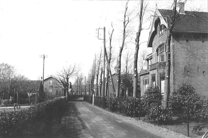 oude foto als historische bron; rechts de oude pastorie