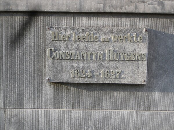 gedenksteen in voorgevel