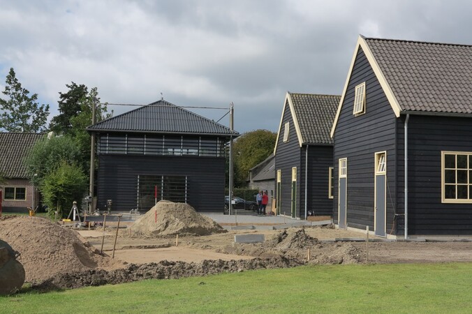 de schuren zijn eerder door ons ontworpen en zijn in feite botenhuizen 