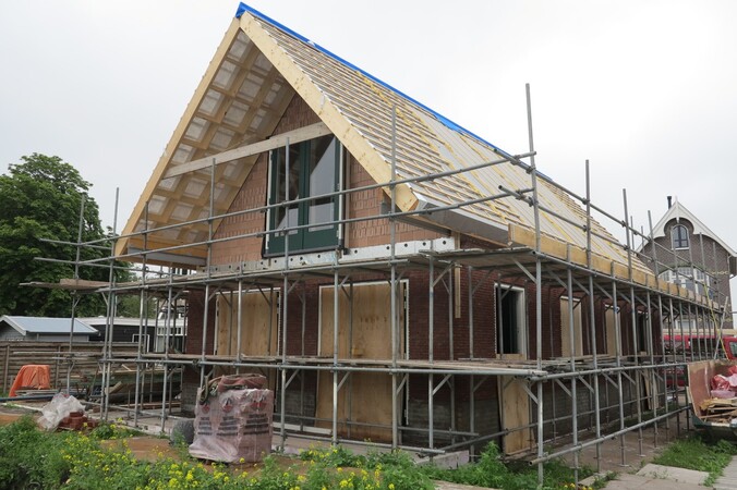 de waterzijde van het logeerhuis in aanbouw