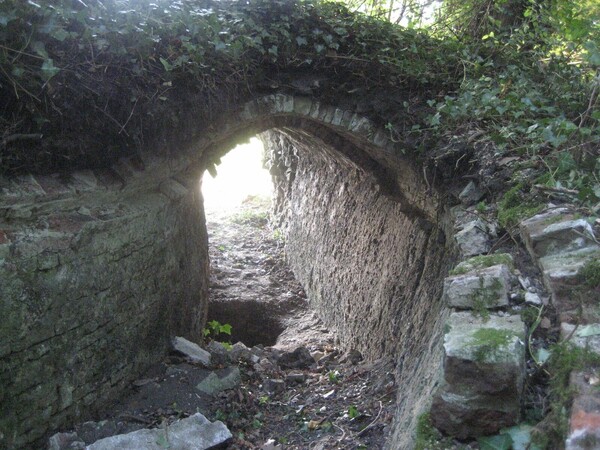 voor restauratie gang nog maar klein deel intact