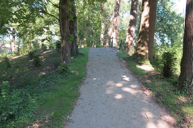 na restauratie pad over grotto naar uitzichtpunt
