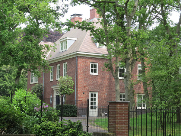 een nieuwe villa na sloop van een bestaande woning