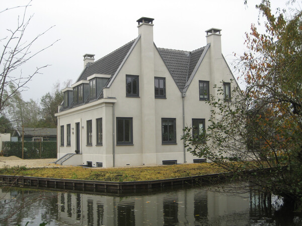 een landelijke gelegen woonhuis geheel onderkelderd