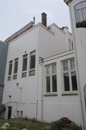 De achterzijde van het pand in schril contrast met de voorzijde