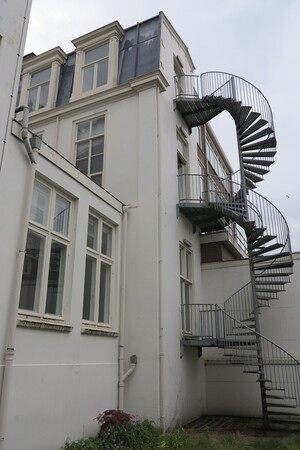 De achterzijde van het pand in schril contrast met de voorzijde