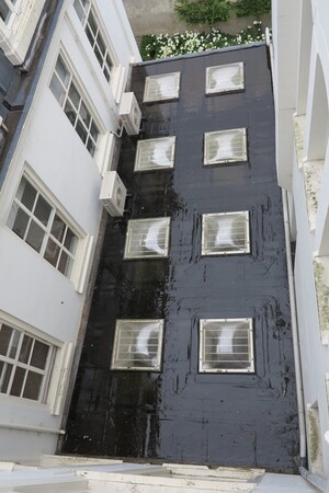 De achterzijde van het pand in schril contrast met de voorzijde