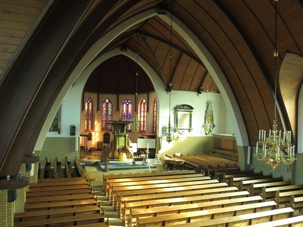 kerkzaal kijkend richting koor