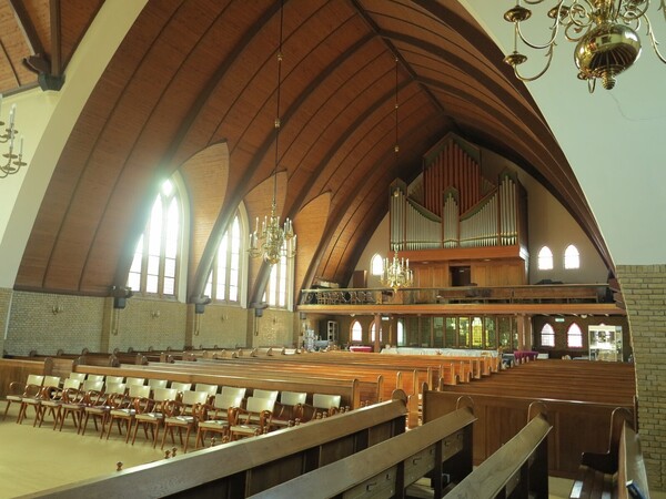 kerkzaal kijkend richting orgel/toren