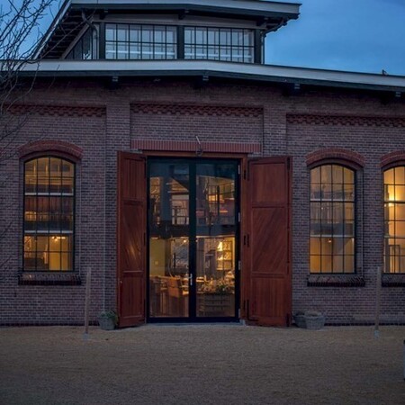 In de zuidgevel is een fraaie deurpartij in stijl gemaakt