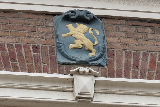 zandstenen gemeentewapen in voorgevel