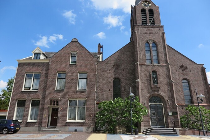 de pastorie is tegen de kerk aan gebouwd