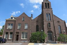 de pastorie is tegen de kerk aan gebouwd